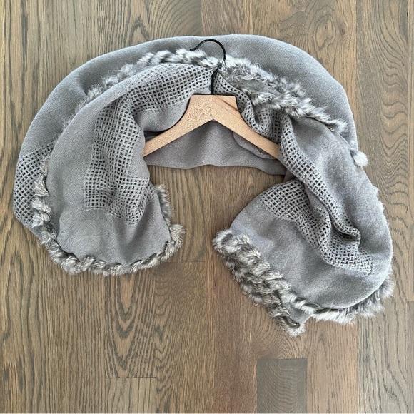 Vintage Anthropologie Woven Scarf with Fur Trim in Taupe Grey 38.5" x 40.5" - Picture 2 of 7